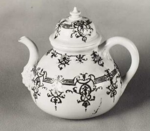 Teekanne mit Bandelwerk