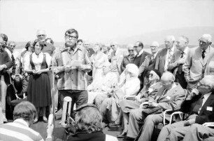 31. Tagung 1981 (29.6.-3.7.) Mediziner; Maikäferrede an Bord: am Mikrofon Daniel C. Gajdusek: links hinter ihm Gräfin Sonja Bernadotte, Graf Lennart Bernadotte; rechts sitzend: Sir Peter Medawar, Konrad Lorenz, Paul Pauling, André F. Cournand, Sir Hans A. Krebs, hinten stehend rechts von Daniel C. Gajdusek: Lady Medawar, ?, Christian R. de Duve, Frau Luria, Salvador E. Luria, Nikolaas Tinbergen, Sir John C. Eccles, Sir Bernard Katz, Adolf Butenandt