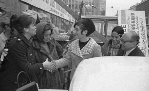 Gastspiel von Marie Versini und Pierre Brice anlässlich der Uraufführung des Films "Winnetou und sein Freund Old Firehand" in Karlsruhe.