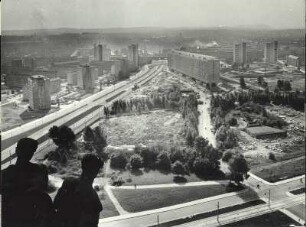 Dresden. Blick vom Rathausturm auf die neu entstehende Prager Straße. Links die St. Petersburger Straße, im Vordergrund Dr.-Külz-Ring