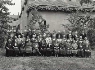 Gruppenbild zur Goldenen Konfirmation. Die Damen