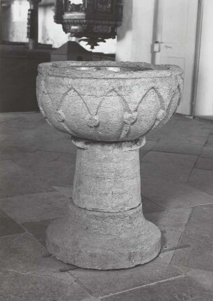 Bobbin. Evangelische Pfarrkirche, Taufstein