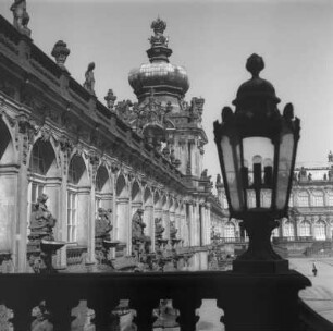 Dresden. Zwinger, Kronentor mit Langgalerien vom Zoologischen Pavillon aus