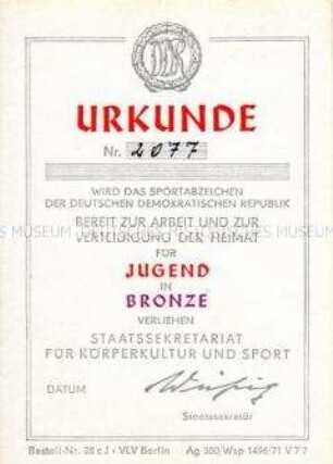Vordruck einer Urkunde zum Sportabzeichen "Bereit zur Arbeit und zur Verteidigung der Heimat" für Jugendliche in Bronze