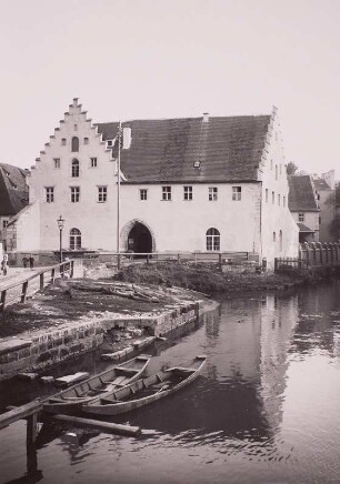 Amberg, Zeughaus : Amberg, Zeughaus (1604). Ansicht über die Vils von Nordwesten