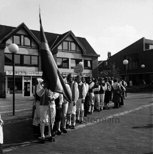Junge Europäische Föderalisten (JEF) e.V. und Europa-Union: Folklorefest: Trachtengruppe auf dem Europaplatz