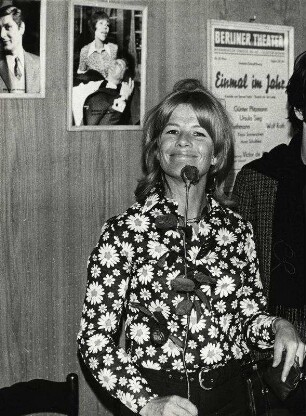 Sabine Bethmann erhielt aus dem Publikum eine Rose geschenkt
