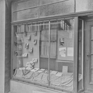 Haus des Buches, polnische Ausstellung : Bautzen. Haus des Buches, Karl-Marx-Straße. Verkaufsausstellung der Volksrepublik Polen vom 01.11.-05.11.1965. Schaufenster