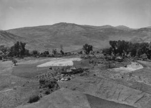 Siedlung der Amhara : Strohhütten der Amhara zwischen Feldern für Weizen, Gerste und Erbsen. Im Hintergrund "Gara Gufa", "Gara Negus" und "Gara Muctar".