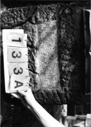 Grabstein 133 (Index: 100089493) Material: Marmor (?) Maße HxBxT: 125x60x19 cm Beschreibung: Inschrifttafel als aufgeschlagenes Buch Symbolik: Buch: Grabstein 133A
