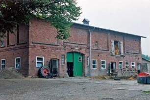 Seefeld 31: traufständiges Bauernhaus aus Backstein: Querbau Wirtschaftstrakt: Scheunentor, Stalltüren, in Obergeschoss Luke zu Heuboden: davor Hof, Mistgrube, Schubkarren