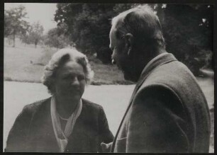 Ottonie Gräfin Degenfeld mit Oswalt im Park in Hinterhör