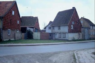 kleine Häuser und Höfe, teilweise Ziegelverkleidung am Giebel
