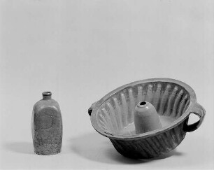 Napfkuchenbackform (Bäbe) : Flasche und Napfkuchenbackform (Bäbe) (1. H. 20. Jh.; wohl K. Feuerriegel)