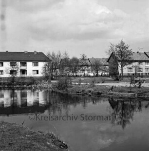 Wiesenfeld: Haidberg: vorn Teich: dahinter Grünanlage mit Bänken und Blumenkübel: hinten links Wohnblock mit Rentnerwohnungen: hinten rechts weitere Wohnblocks