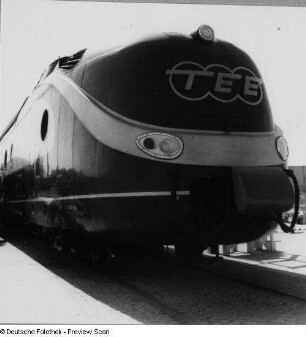 TEE-Dieseltriebwagen BR 11.5 der Deutschen Bundesbahn (DB). Schrägansicht der Stirnseite mit TEE-Symbol (Trans Europ Express)