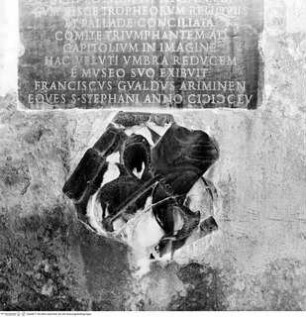 Monument für Scipio Africanus mit Inschriften und SpolienInschrift - Ädikula mit verschiedenen Inschrift- und Figurenfragmenten