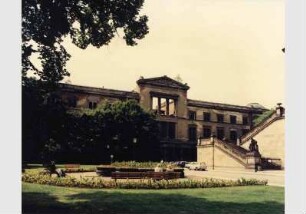 Besucher am Brunnen vor dem Hintergrund des Neuen Museums