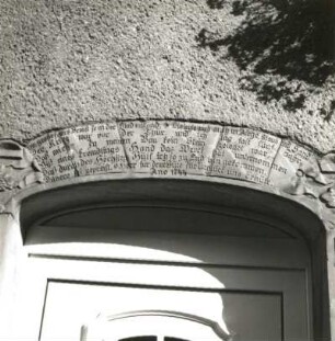 Wilsdruff, Karl-Marx-Straße 3. Wohnhaus (1744). Haustür, oberer Abschluß mit Spruchband