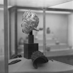 Zwei Helme in einer Vitrine vermutlich im Nationalmuseum in Aleppo