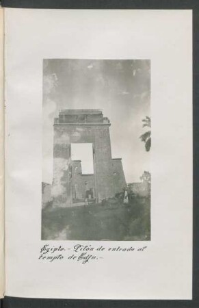 Egipto. - Pilón de entrada al templo de Edfu. - [Fotografía]