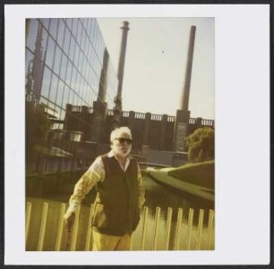 Wolfram Siebeck vor dem Hotel Ritz-Carlton am Volkswagenwerk in Wolfsburg