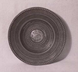 Zinnschüssel mit Flötnerschen Ornamentstreifen
