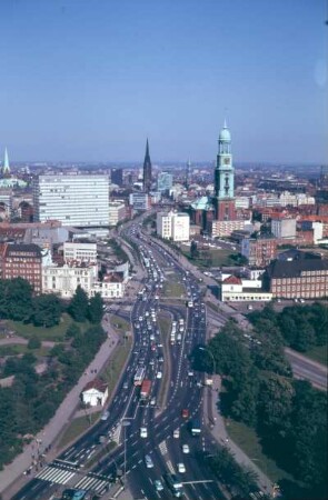 Hamburg, Blick auf Ost-West-Straße mit Kirche St. Michaelis und Nikolaikirche : Hamburg. Blick auf Ost-West-Straße mit Kirche St. Michaelis und Nikolaikirche