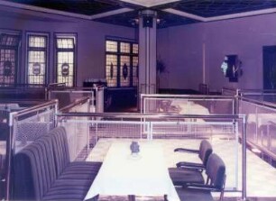 Dresden-Weißer Hirsch, Bautzner Landstraße 7. Parkhotel. Salon mit Tischen, Sesseln und Raumteilern (Ausstattung 1977)