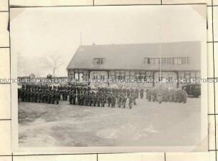 Angehörige der Ordnungspolizei mit Marschgepäck erhalten den Marschbefehl ?