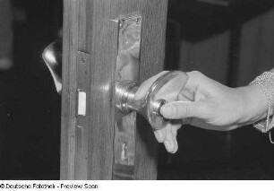 Eine weibliche Hand an einem Türgriff, Herbstmesse 1953