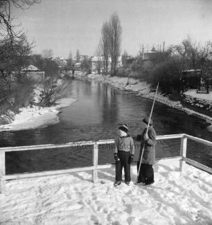 Trave: Beste: Zusammenfluss: vorn an Geländer zwei Jungen mit Stange: hinten links Kranbrücke: hinten rechts Tapetenfabrik und Gasometer: Winter