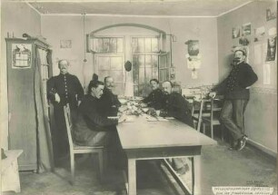 Sechs Kriegsgefangene im Büro der französischen Schreiber im Kriegsgefangenenlager Hohenasperg