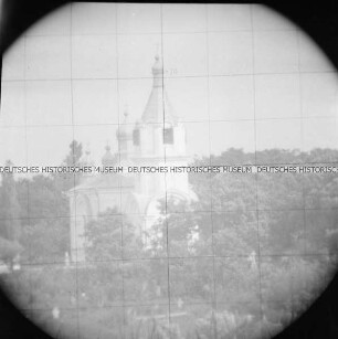 Kleine Kirche durch ein Zielfernrohr fotografiert