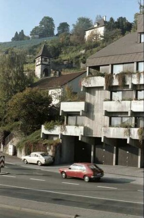 Esslingen: Turm im Weinberg und Neubau im Vordergrund