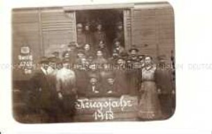 Gruppe vor einem Eisenbahnwaggon