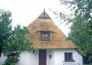 Bestestraße 47: Kate mit Reetdach: Giebelseite mit Eingangstür