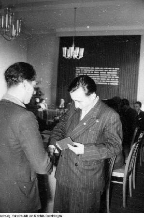 Parteidokumente an Landesleitung, 26. September 1951 & Tagung der Landesleitung der SED, Übergabe der neuen SED-Parteidokumente, 1951