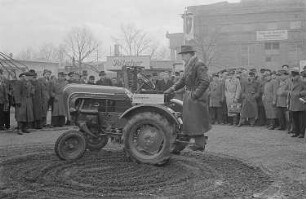 Ein Messebesucher testet auf dem Außengelände einen Allgaier-Porsche-Diesel-Schlepper der Firma Porsche-Diesel-Motorenbau GmbH