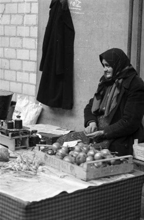 Marktbetrieb in der Alten Markthalle an der Kriegsstraße.