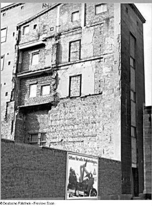 Dresden-Friedrichstadt, Weißeritzstraße. Kühlhaus (1909-1912). Teilansicht Abrißfassade und Mauer mit Werbetafel für Zigarettensorte HB