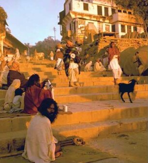 Treppenanlage mit Passanten und seitlich sitzenden Bettlern : Varanasi (Indien). Treppenanlage mit Passanten und seitlich sitzenden Bettlern