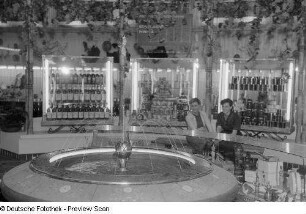 Messestand mit Lebensmitteln (Konserven)