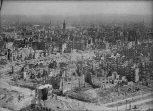 Dresden. Blick vom Rathausturm nach Osten über die Trümmer der Innenstadt nach Johannstadt mit Johanniskirche, vorn die Johann-Georgen-Allee