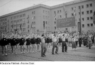 Sportler während einer Parade auf der Straße der III. Weltfestspiele (heutige Jahnallee)