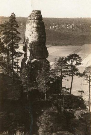 Elbsandsteingebirge. Böhmische Schweiz. Kaiser-Franz-Joseph-Turm, Kaiser (Cisar) im oberen Bielatal bei Eiland (Ostrov) mit Seilschaft an der Südost-Kante