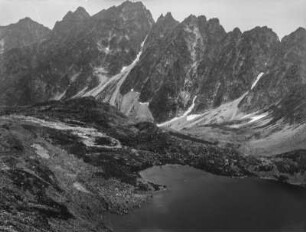 Im Gebirge : Ein Gebirgstal, das durch einen Gletscher geformt wurde. Im Vordergrund ein See