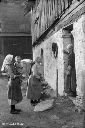 Am Frey-Gut: Frauen im Gespräch; Großmutter mit Wäschekorb