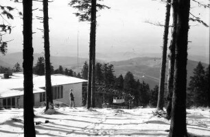 Schauinsland: Bergstation durch Wald gesehen