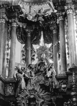 Hochaltar mit Petrus auf dem Thron und den vier Kirchenvätern : Hochaltar mit Petrus auf dem Thron und den vier Kirchenvätern (1730; E. Q. Asam; J. G. Greiff). München, Pfarrkirche Sankt Peter, Chor